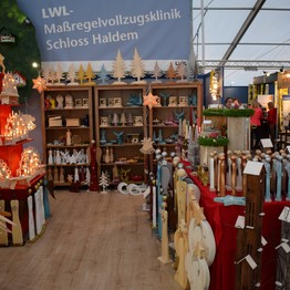 Die Holzprodukte werden von Patienten der LWL-Maßregelvollzugsklinik Schloss Haldem von Hand gefertigt.
Foto: LWL
