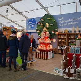 Die Holzprodukte werden von Patienten der LWL-Maßregelvollzugsklinik Schloss Haldem von Hand gefertigt und auf dem Brockumer Großmarkt präsentiert.