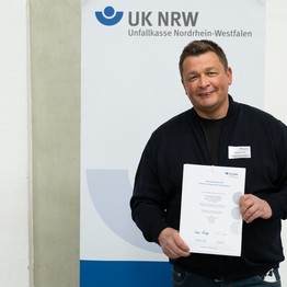 Thorsten Kurth, Fachkraft für Arbeitssicherheit der LWL-Kliniken Schloss Haldem, hat die Auszeichnung entgegengenommen. Foto: Unfallkasse NRW