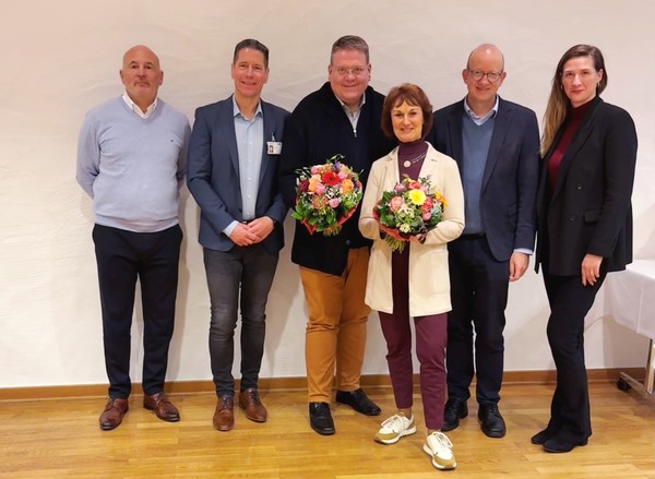 Klinikleitung und LWL-Maßregelvollzugsdezernent gratulieren den Beiratsvorsitzenden zur Wahl.