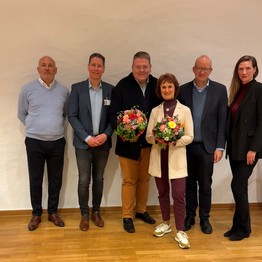 Klinikleitung und LWL-Maßregelvollzugsdezernent Tilmann Hollweg gratulieren Bürgermeister Kai Abruszat und Schulleiterin Heike Hachmann zur Wiederwahl