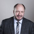 Mann lächelt freundlich