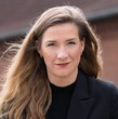 Frau lächelt freundlich